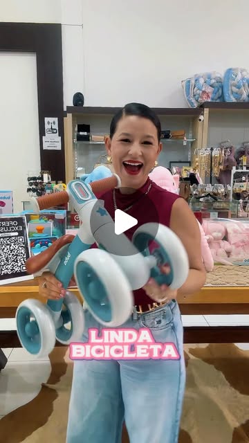 Locutora Elaine Neves no Instagram: "🎁 O presente das crianças pode vir acompanhado de uma surpresa incrível! 🚲💛

Na Castelini